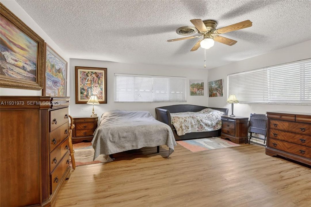 待售: $790,000 (4 贝兹, 2 浴室, 2578 平方英尺)