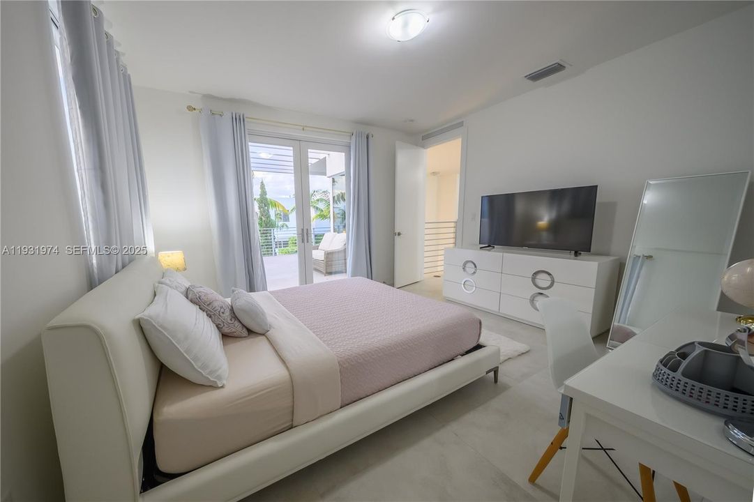 For Sale: $1,560,000 (5 beds, 5 baths, 3624 Square Feet)