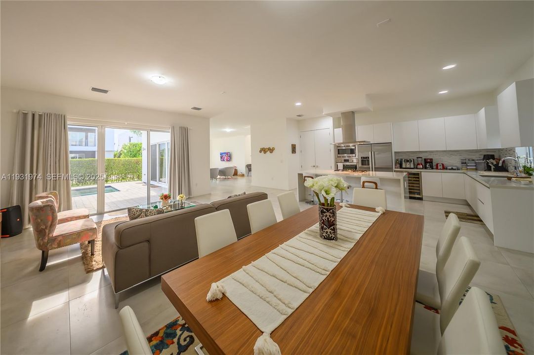 For Sale: $1,560,000 (5 beds, 5 baths, 3624 Square Feet)