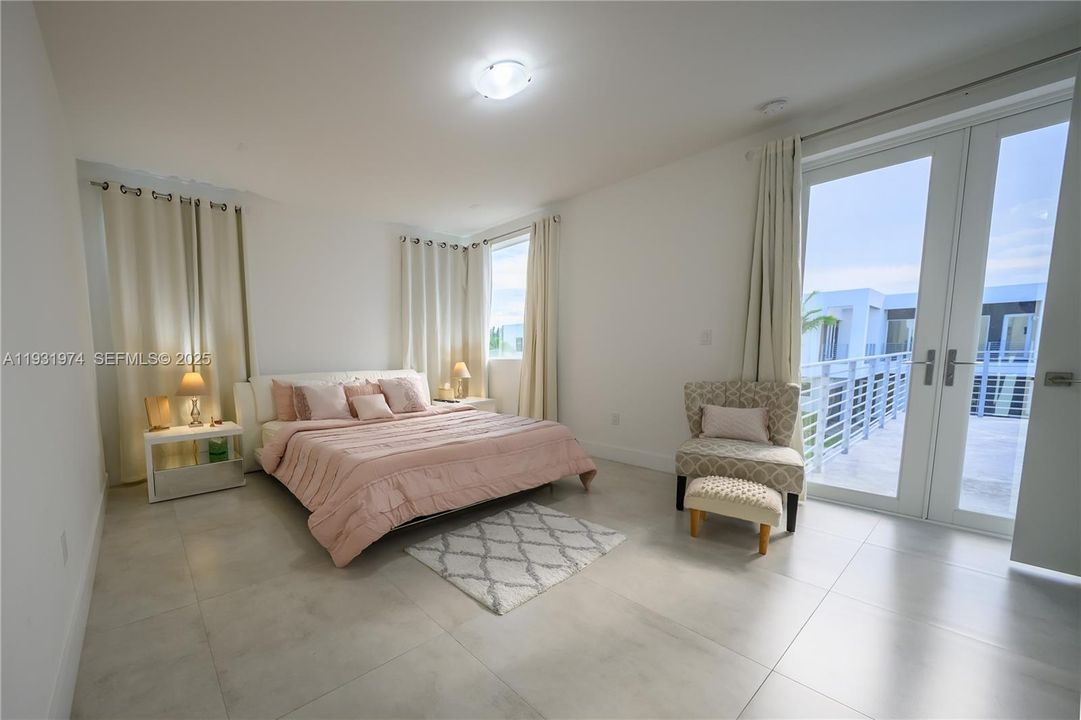 For Sale: $1,560,000 (5 beds, 5 baths, 3624 Square Feet)