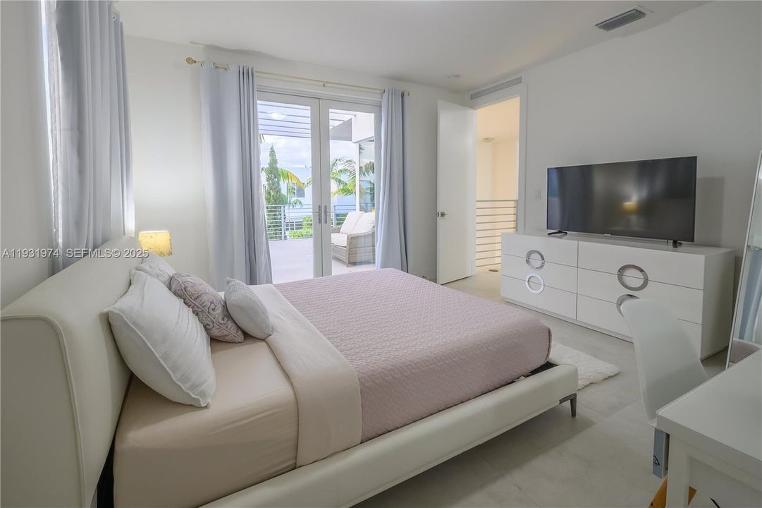 For Sale: $1,560,000 (5 beds, 5 baths, 3624 Square Feet)