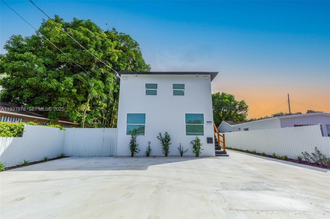 For Sale: $650,000 (0 beds, 0 baths, 1160 Square Feet)