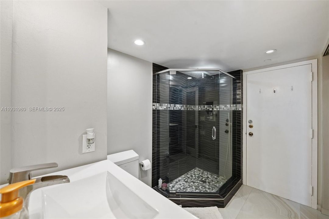 待售: $585,000 (2 贝兹, 1 浴室, 1030 平方英尺)