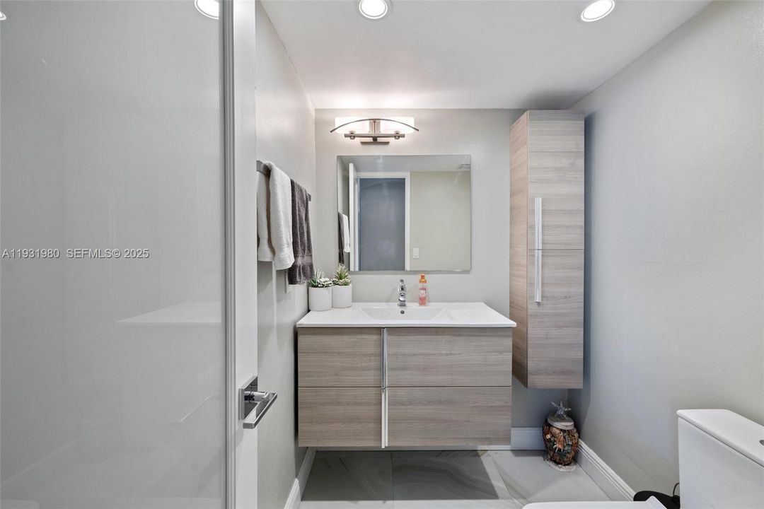 待售: $585,000 (2 贝兹, 1 浴室, 1030 平方英尺)