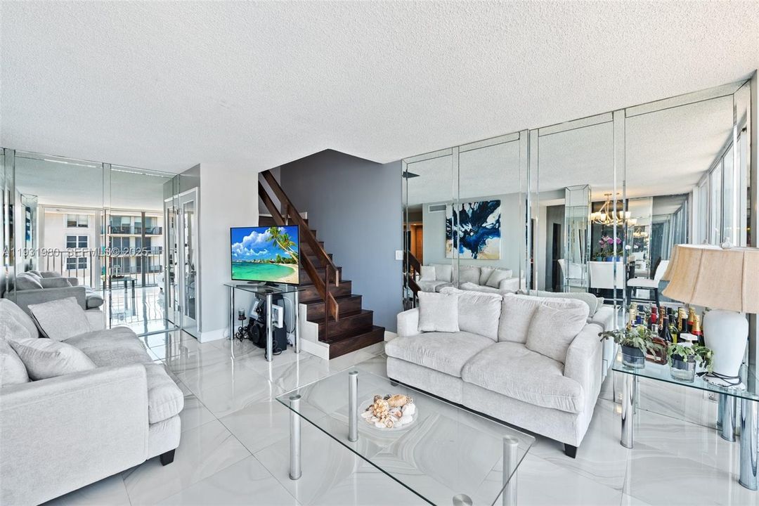 待售: $585,000 (2 贝兹, 1 浴室, 1030 平方英尺)