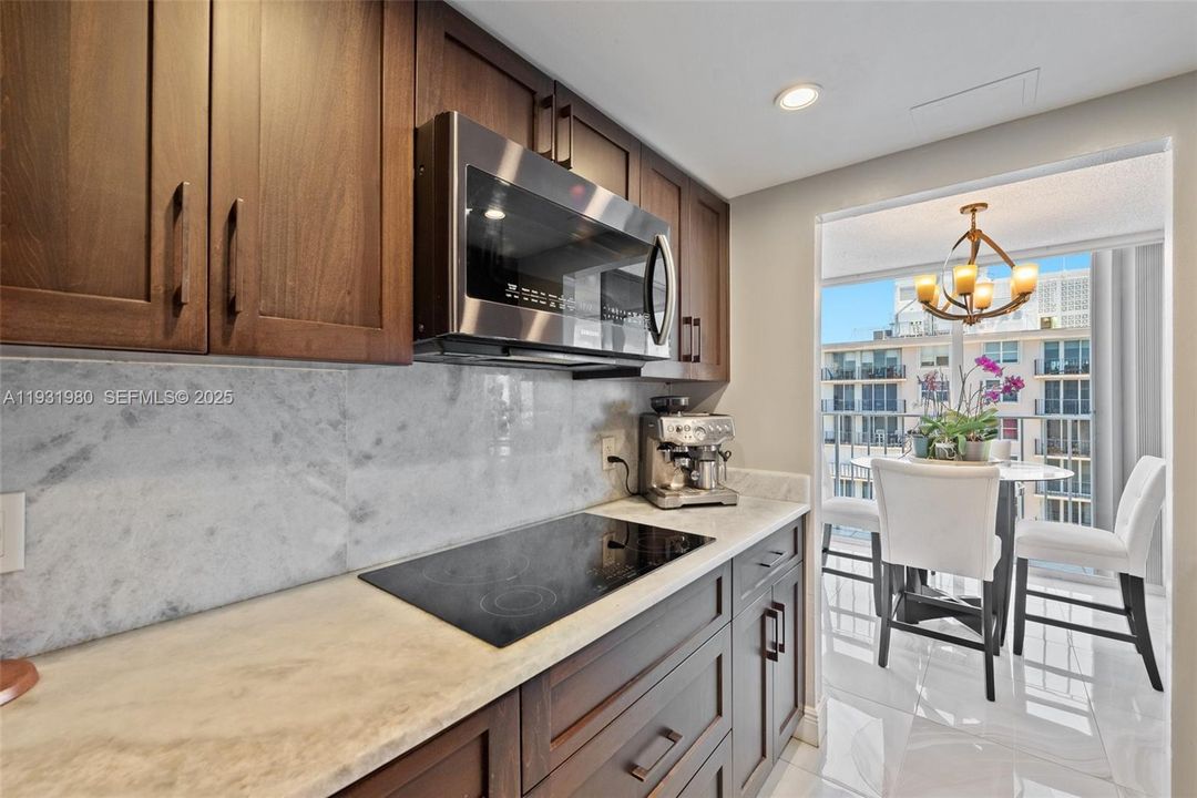 待售: $585,000 (2 贝兹, 1 浴室, 1030 平方英尺)