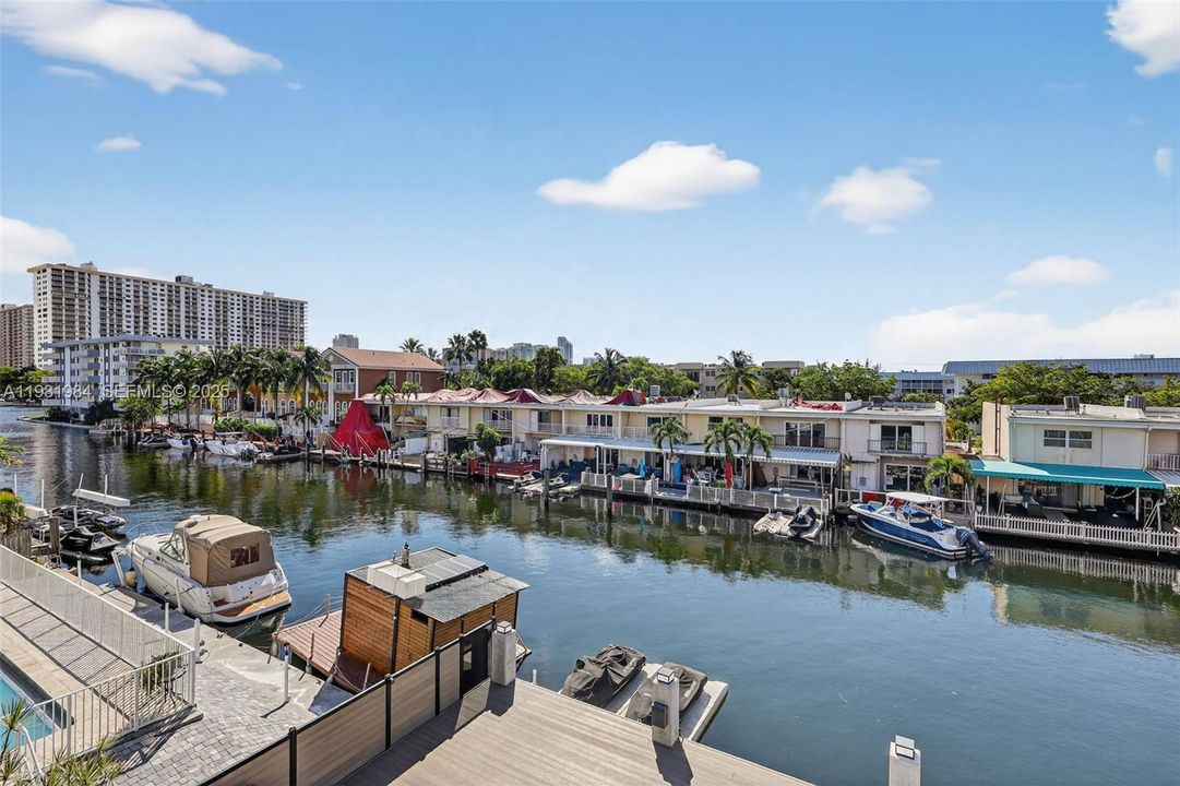 В аренду: $16,000 (3 спален, 3 ванн, 2450 Квадратных фут)