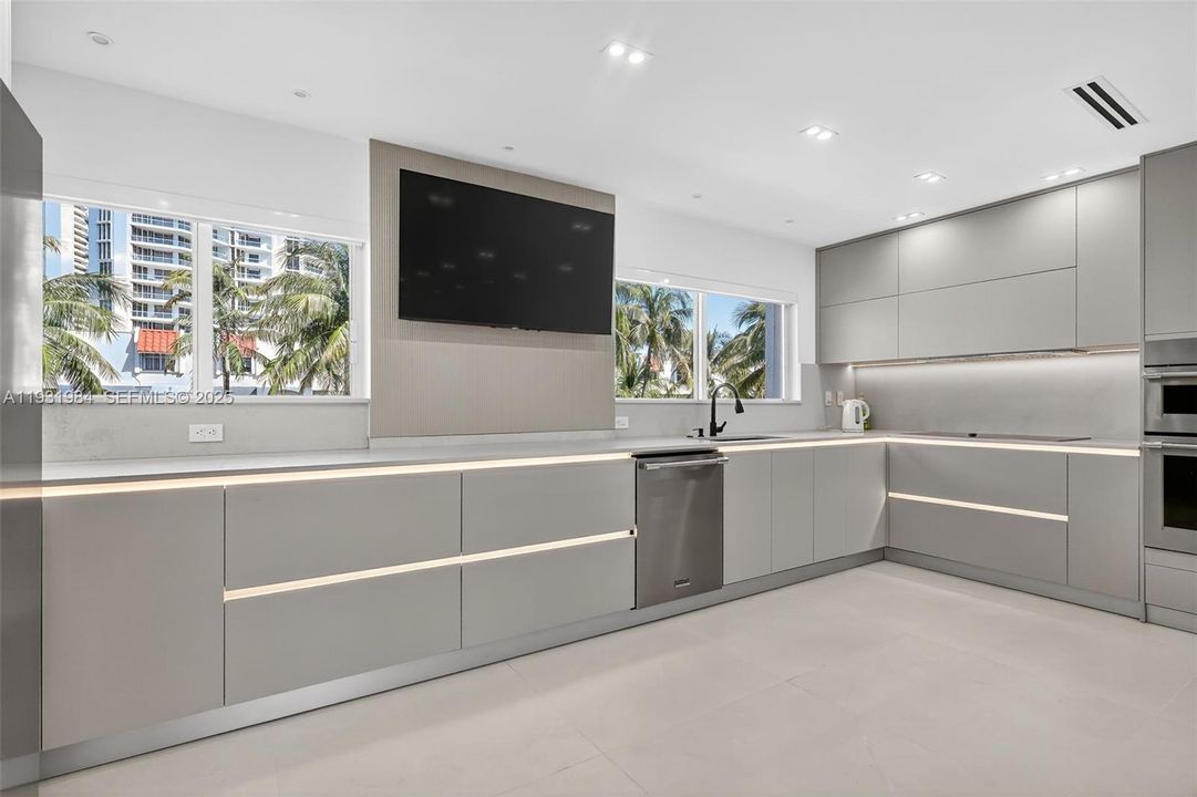 В аренду: $16,000 (3 спален, 3 ванн, 2450 Квадратных фут)