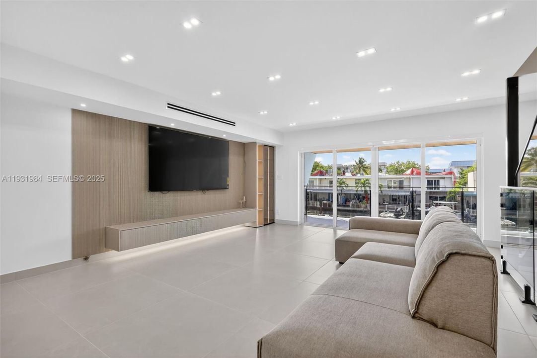 В аренду: $16,000 (3 спален, 3 ванн, 2450 Квадратных фут)