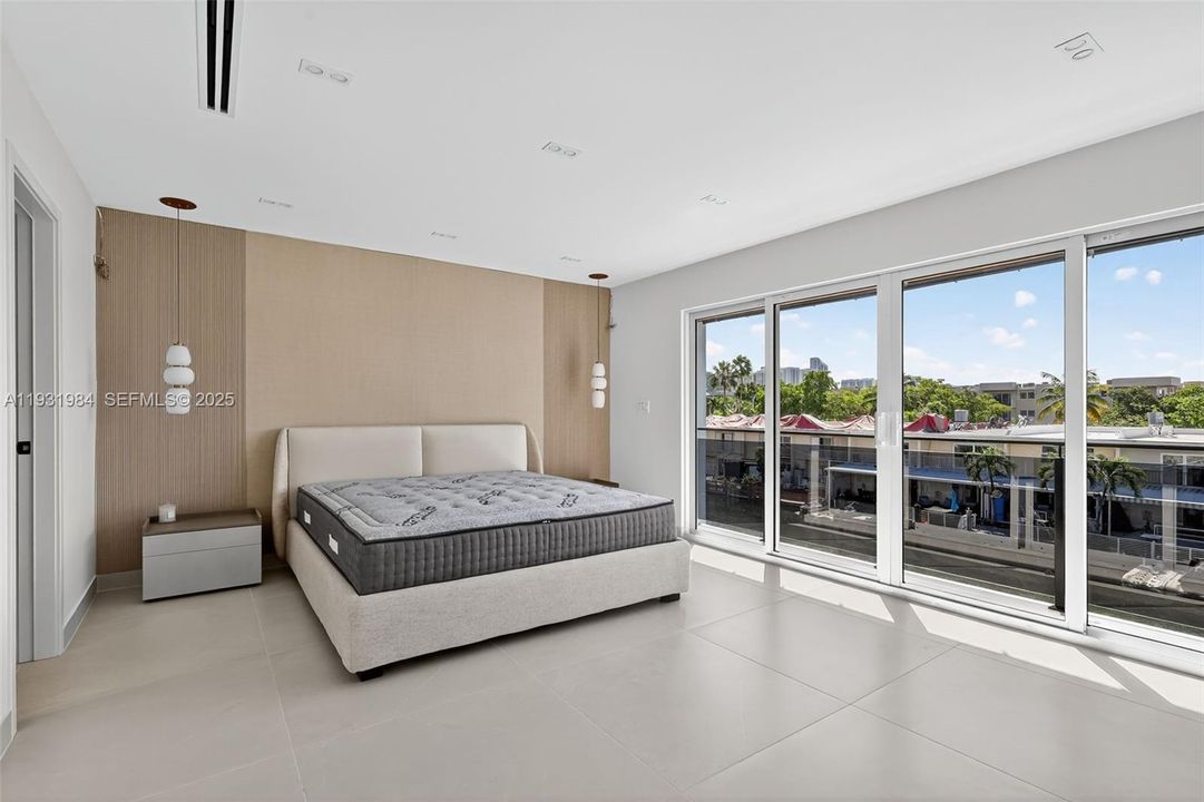 В аренду: $16,000 (3 спален, 3 ванн, 2450 Квадратных фут)