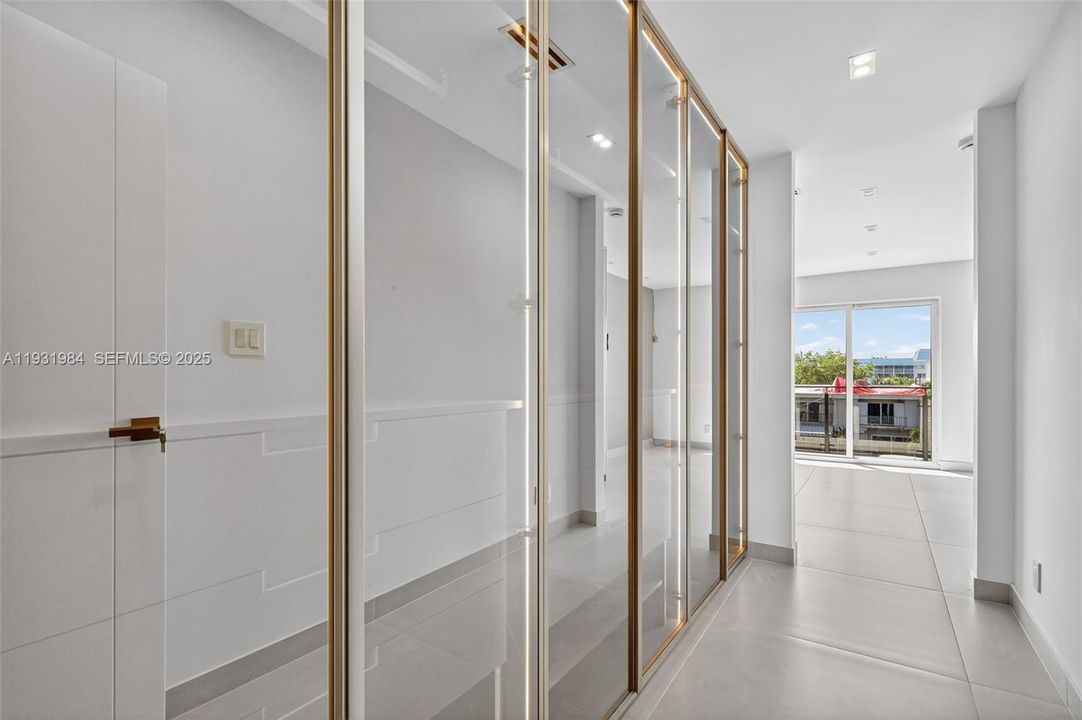 В аренду: $16,000 (3 спален, 3 ванн, 2450 Квадратных фут)