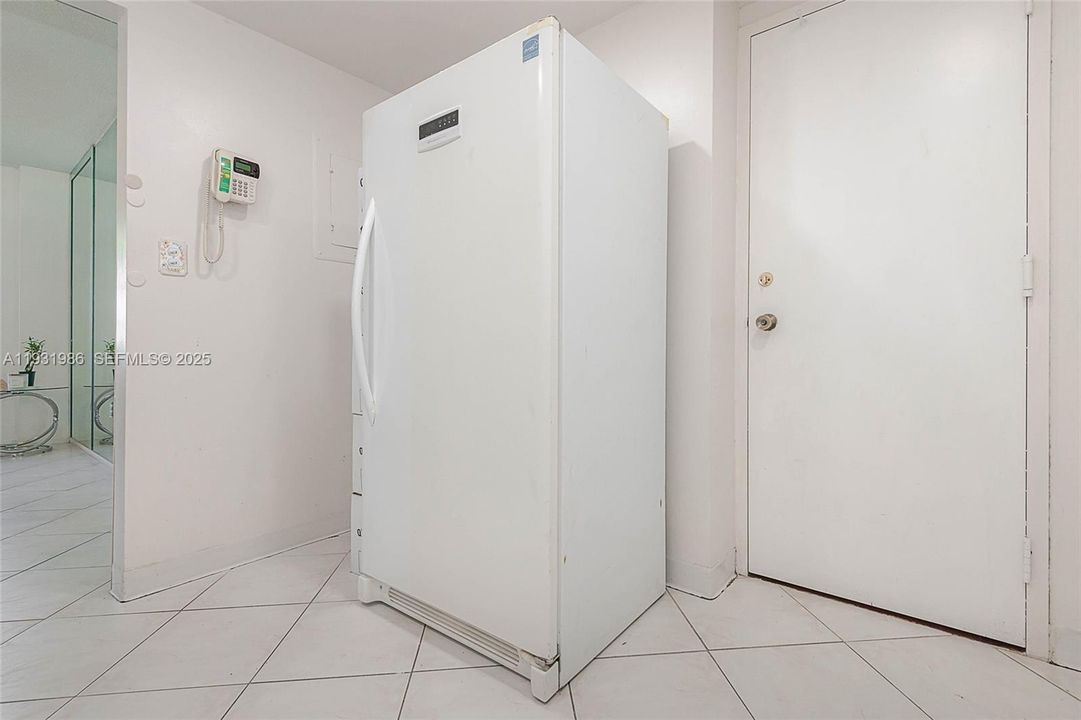 For Sale: $350,000 (2 beds, 2 baths, 1275 Square Feet)