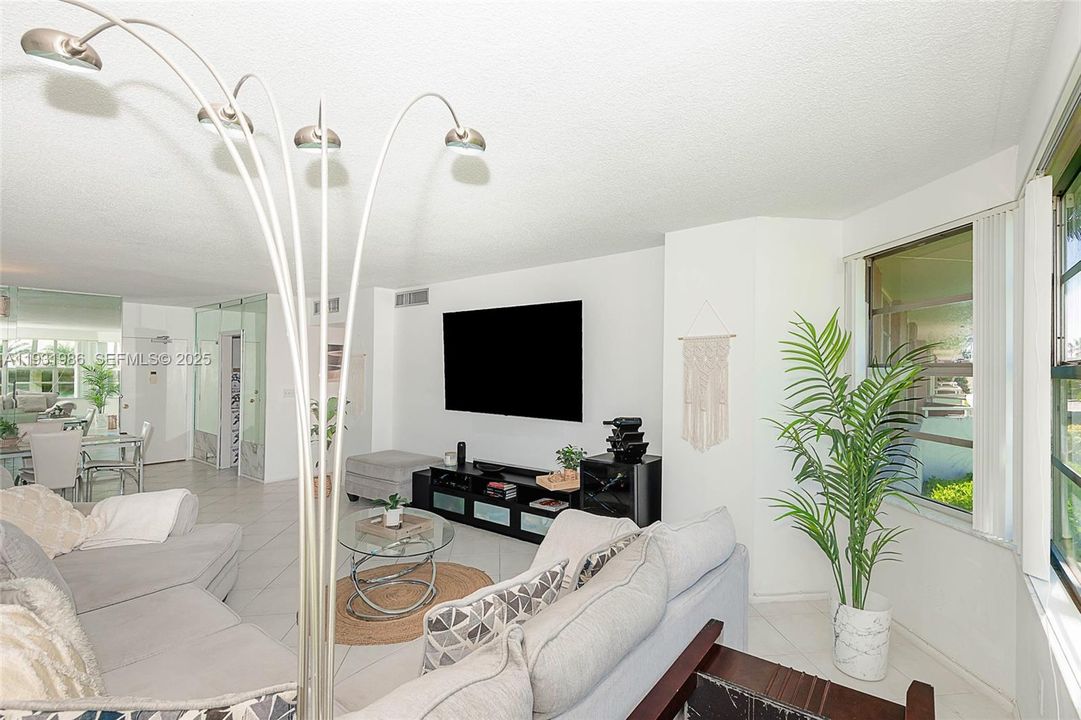 For Sale: $350,000 (2 beds, 2 baths, 1275 Square Feet)