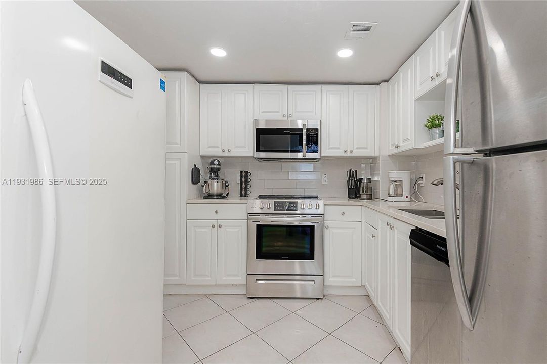 For Sale: $350,000 (2 beds, 2 baths, 1275 Square Feet)