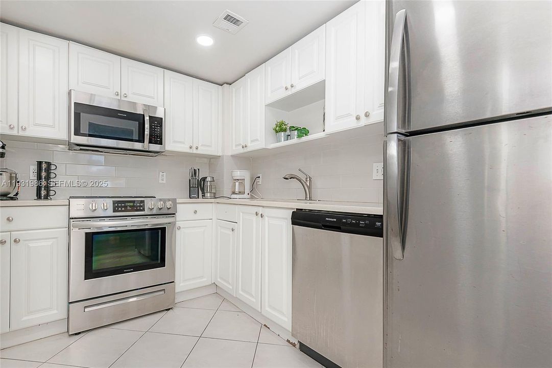 For Sale: $350,000 (2 beds, 2 baths, 1275 Square Feet)