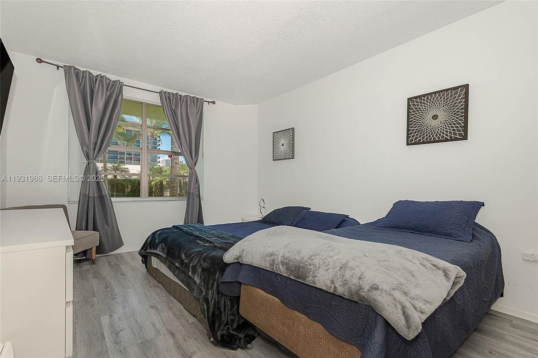 For Sale: $350,000 (2 beds, 2 baths, 1275 Square Feet)