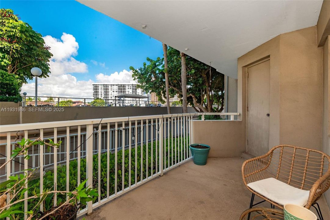 For Sale: $350,000 (2 beds, 2 baths, 1275 Square Feet)