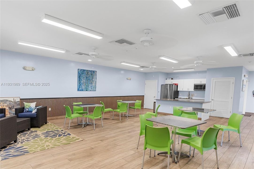 На продажу: $169,000 (2 спален, 2 ванн, 1100 Квадратных фут)