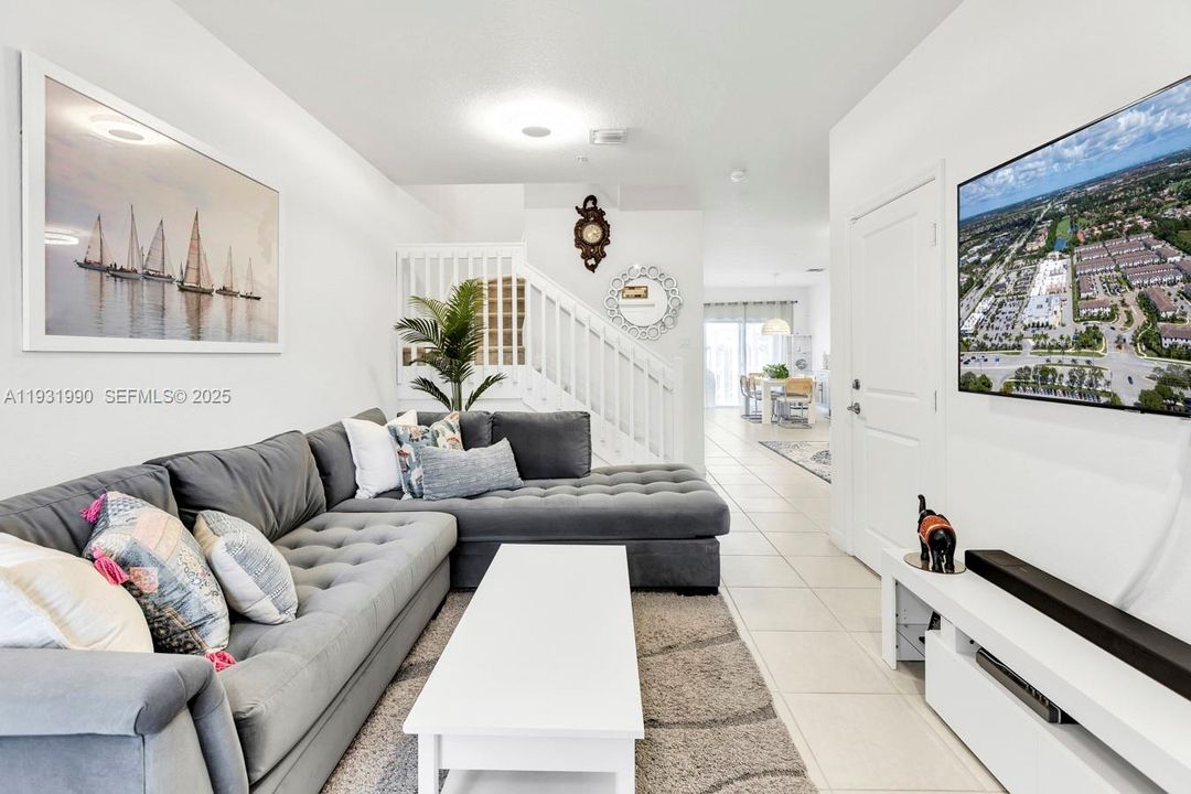 For Rent: $3,500 (3 beds, 2 baths, 1888 Square Feet)