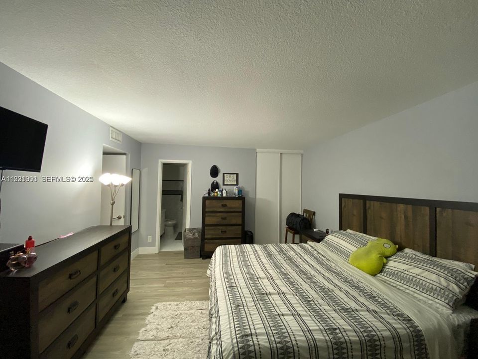 For Rent: $2,800 (2 beds, 2 baths, 1021 Square Feet)