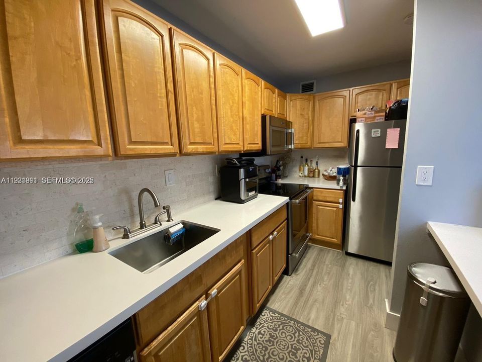 For Rent: $2,800 (2 beds, 2 baths, 1021 Square Feet)