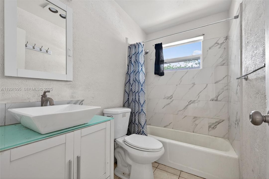 For Rent: $2,200 (2 beds, 1 baths, 3233 Square Feet)