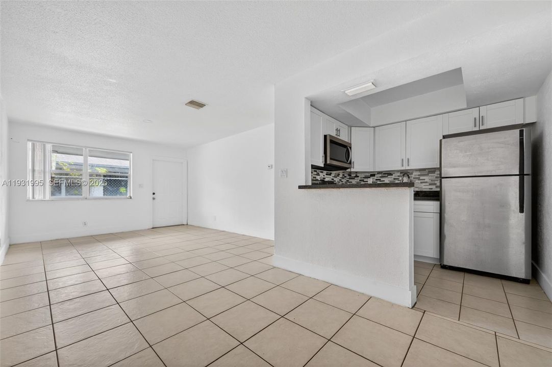 For Rent: $2,200 (2 beds, 1 baths, 3233 Square Feet)