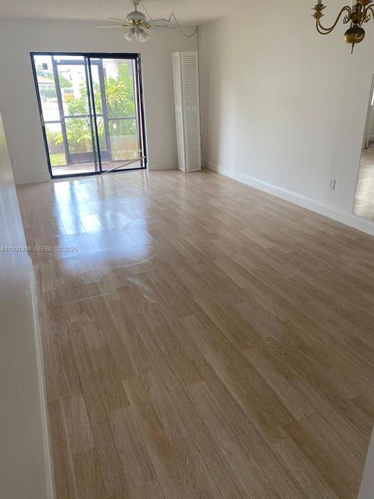 待售: $218,000 (2 贝兹, 2 浴室, 956 平方英尺)