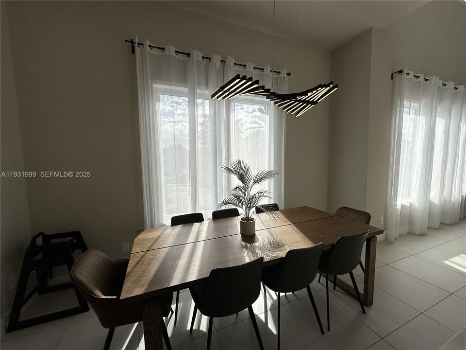 For Sale: $499,000 (5 beds, 4 baths, 2630 Square Feet)