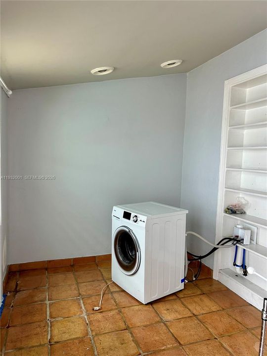 Activo con contrato: $2,975 (2 camas, 2 baños, 1400 Pies cuadrados)