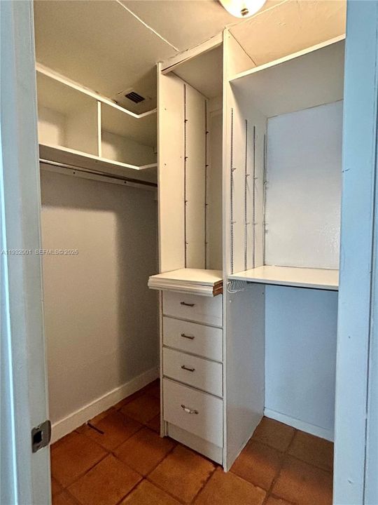 Activo con contrato: $2,975 (2 camas, 2 baños, 1400 Pies cuadrados)