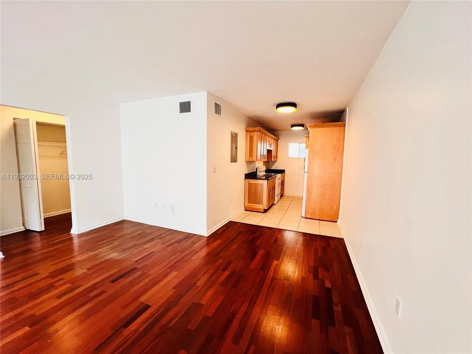 出租: $2,000 (1 贝兹, 1 浴室, 700 平方英尺)