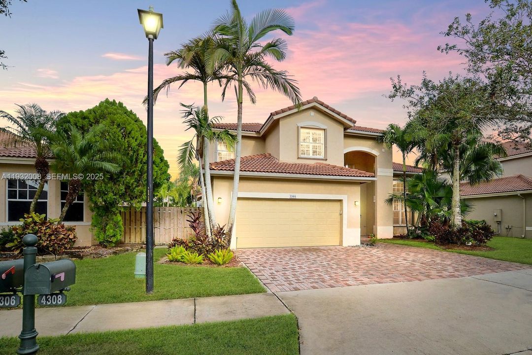 出租: $6,000 (4 贝兹, 2 浴室, 2570 平方英尺)