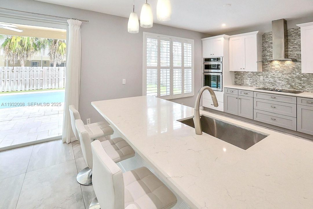 出租: $6,000 (4 贝兹, 2 浴室, 2570 平方英尺)