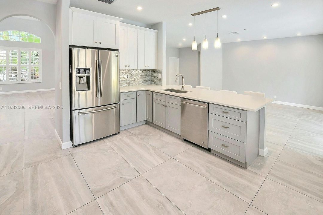 出租: $6,000 (4 贝兹, 2 浴室, 2570 平方英尺)