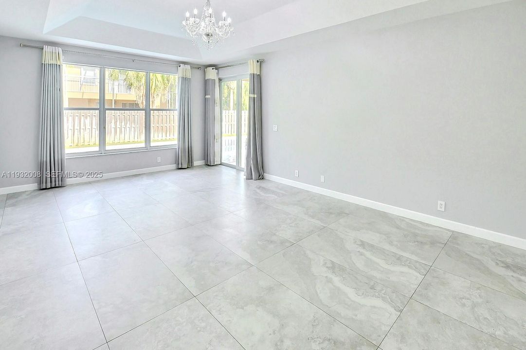 出租: $6,000 (4 贝兹, 2 浴室, 2570 平方英尺)