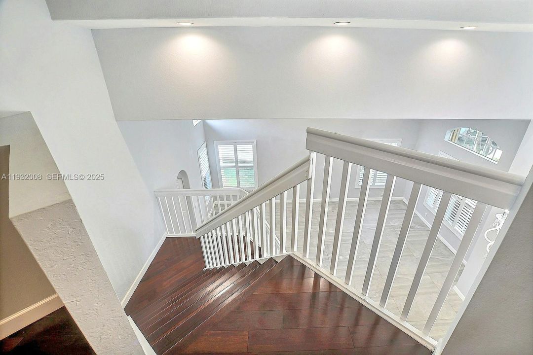 出租: $6,000 (4 贝兹, 2 浴室, 2570 平方英尺)