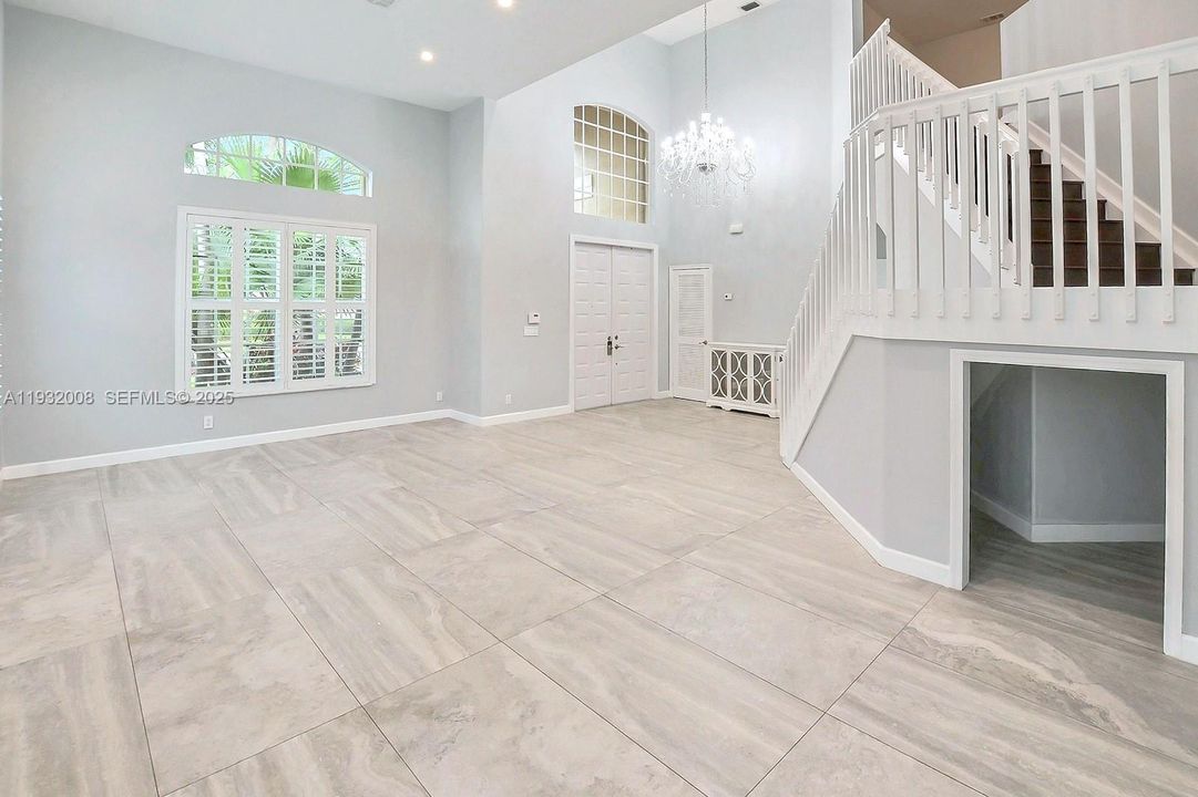 出租: $6,000 (4 贝兹, 2 浴室, 2570 平方英尺)