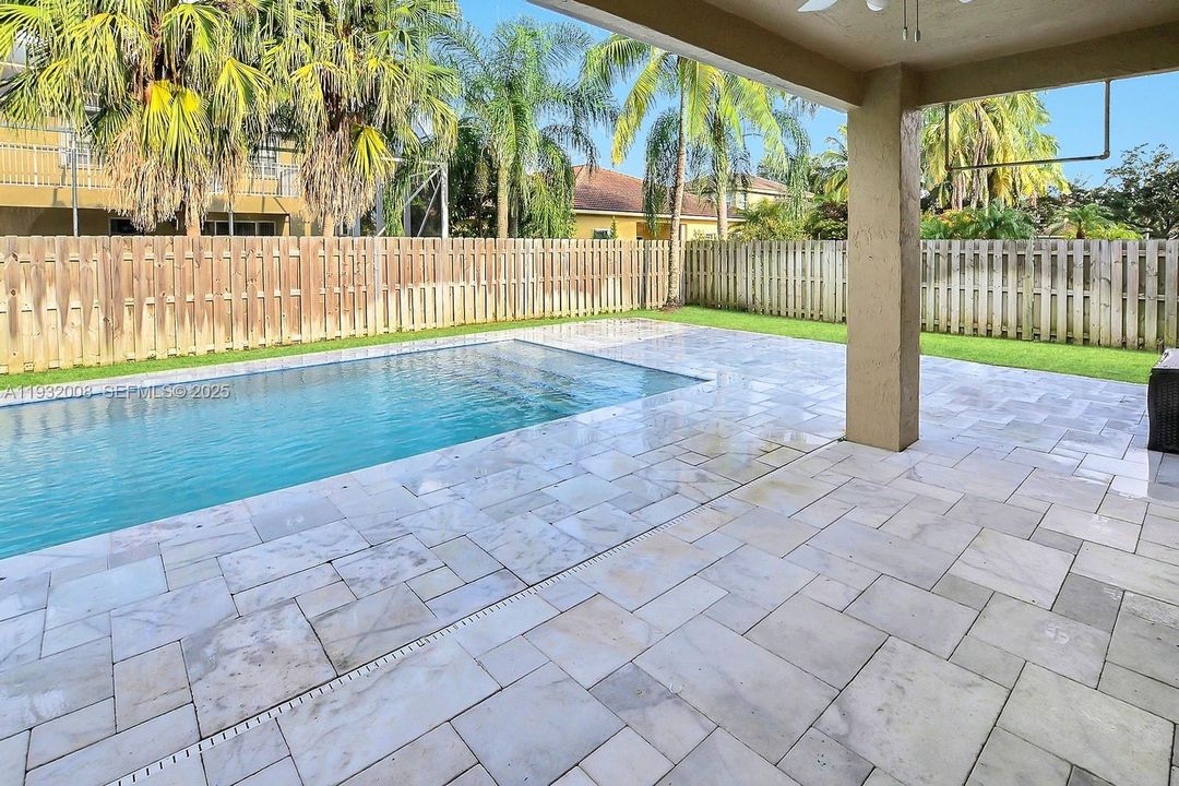 出租: $6,000 (4 贝兹, 2 浴室, 2570 平方英尺)