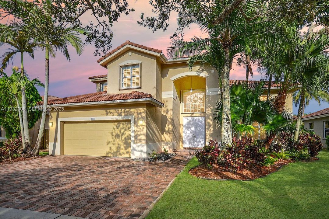 出租: $6,000 (4 贝兹, 2 浴室, 2570 平方英尺)