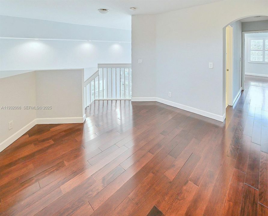 出租: $6,000 (4 贝兹, 2 浴室, 2570 平方英尺)