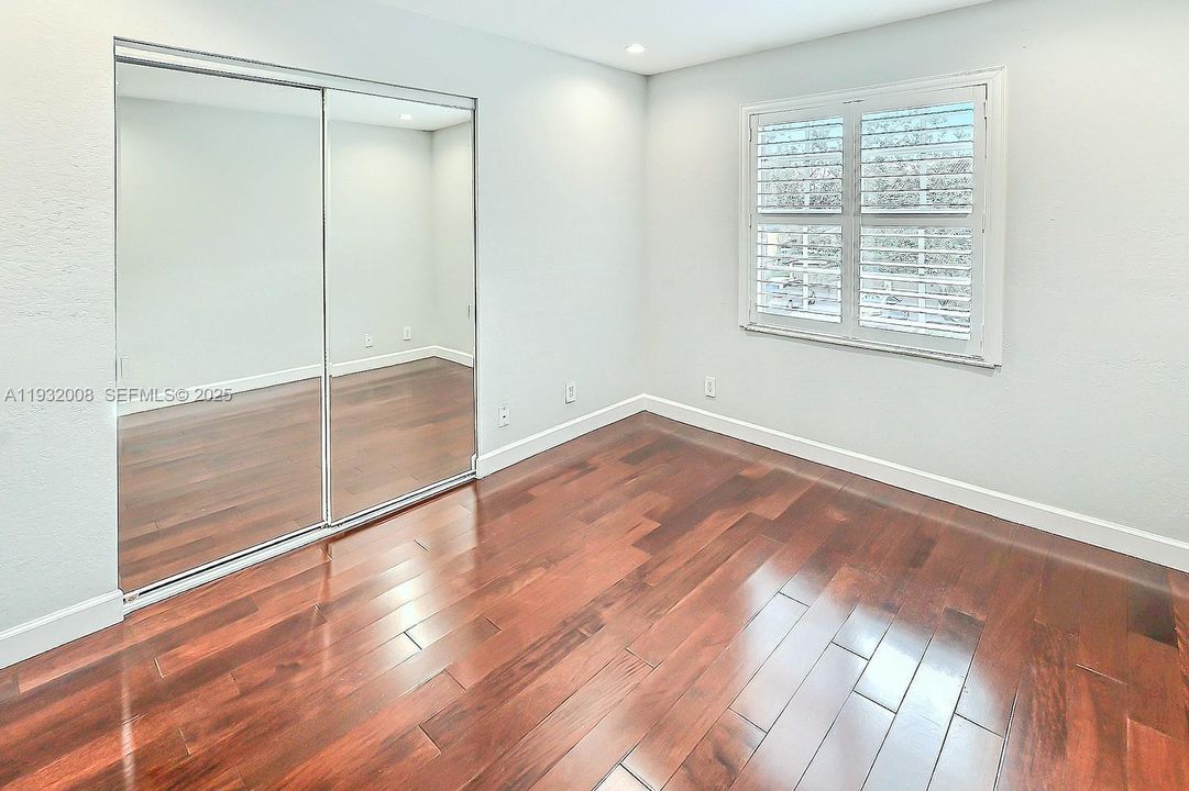 出租: $6,000 (4 贝兹, 2 浴室, 2570 平方英尺)