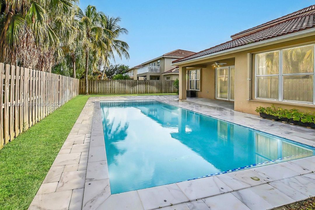 出租: $6,000 (4 贝兹, 2 浴室, 2570 平方英尺)