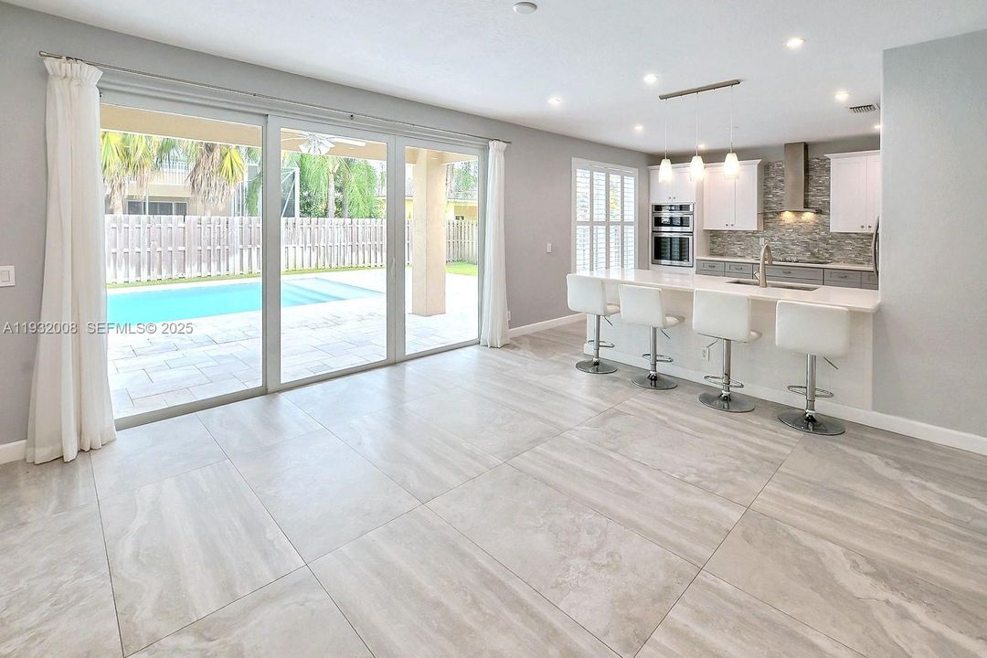 出租: $6,000 (4 贝兹, 2 浴室, 2570 平方英尺)