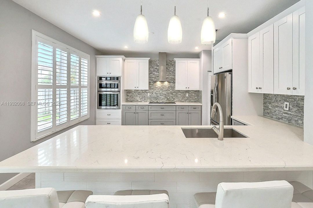 出租: $6,000 (4 贝兹, 2 浴室, 2570 平方英尺)