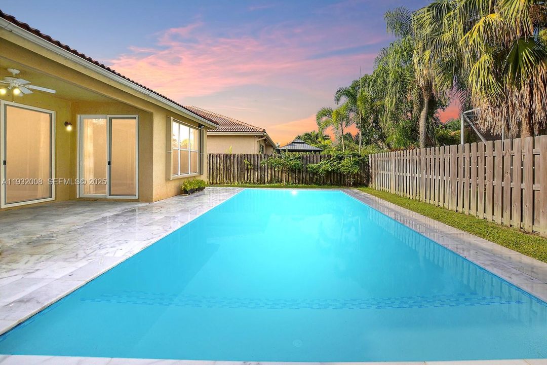 出租: $6,000 (4 贝兹, 2 浴室, 2570 平方英尺)