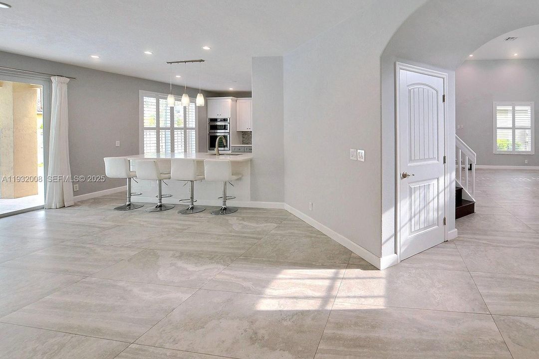 出租: $6,000 (4 贝兹, 2 浴室, 2570 平方英尺)