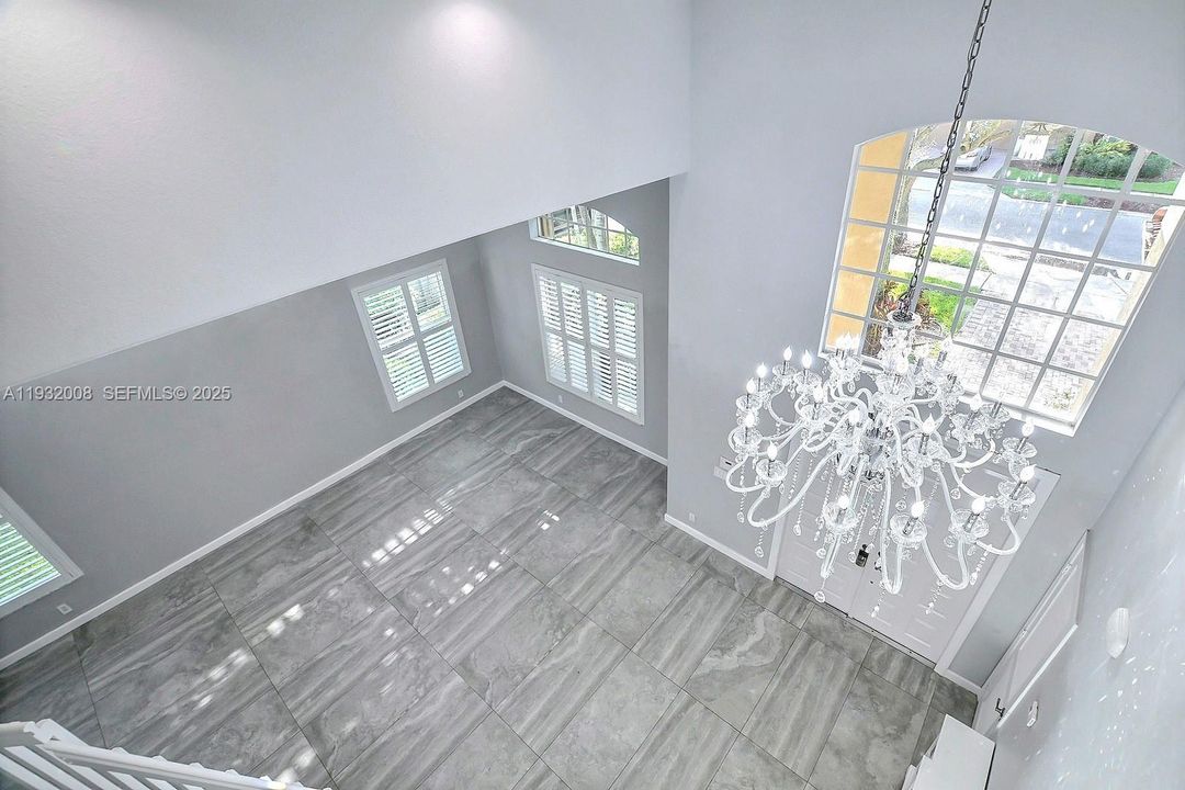 出租: $6,000 (4 贝兹, 2 浴室, 2570 平方英尺)