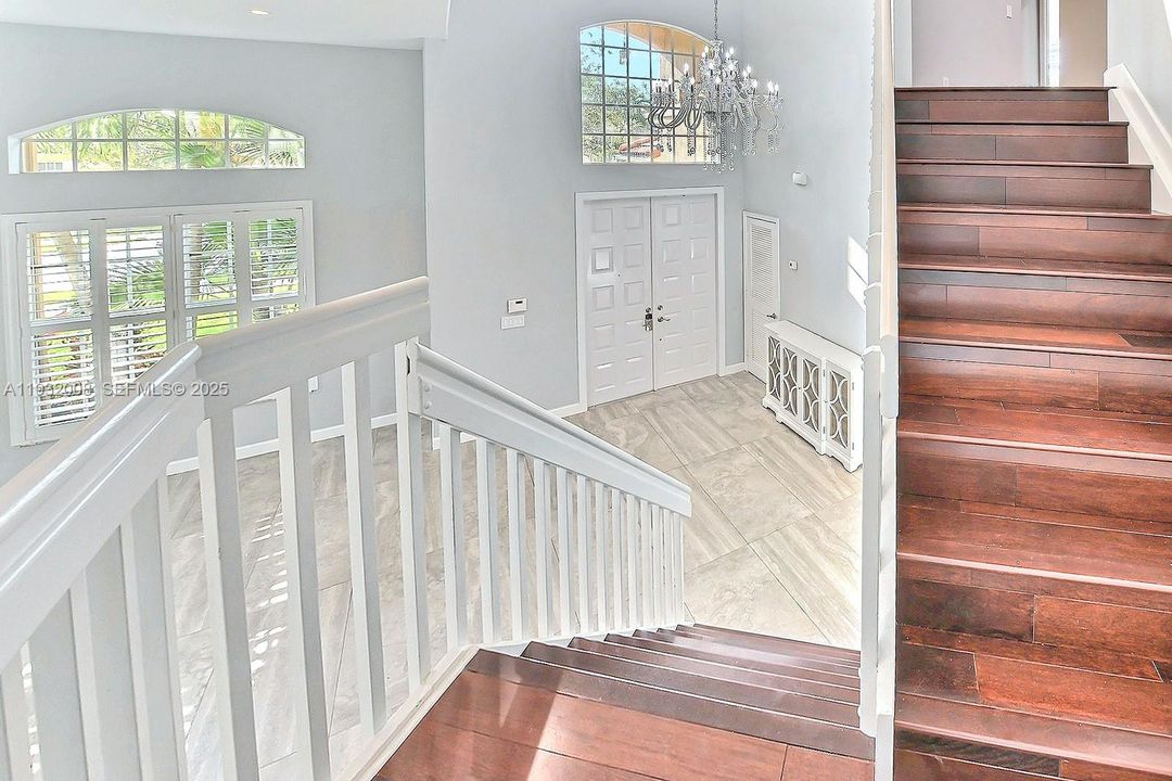 出租: $6,000 (4 贝兹, 2 浴室, 2570 平方英尺)