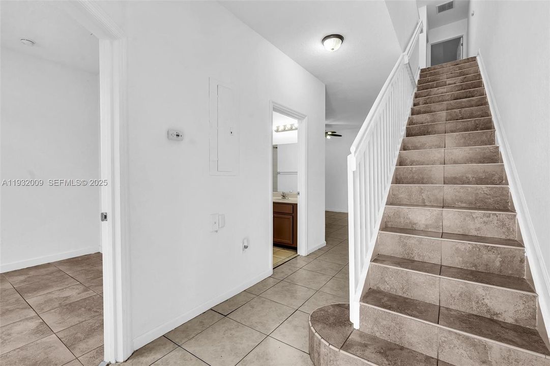 На продажу: $350,000 (3 спален, 3 ванн, 1378 Квадратных фут)